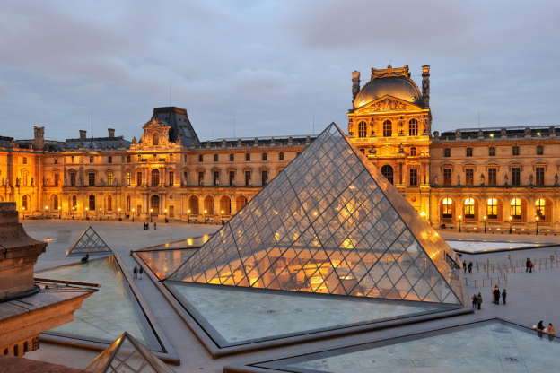 muse du louvre et pyramide